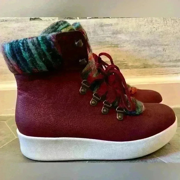 OTBT Roam Boots WOMENS red lace up boots - NWOT - Picture 1 of 6